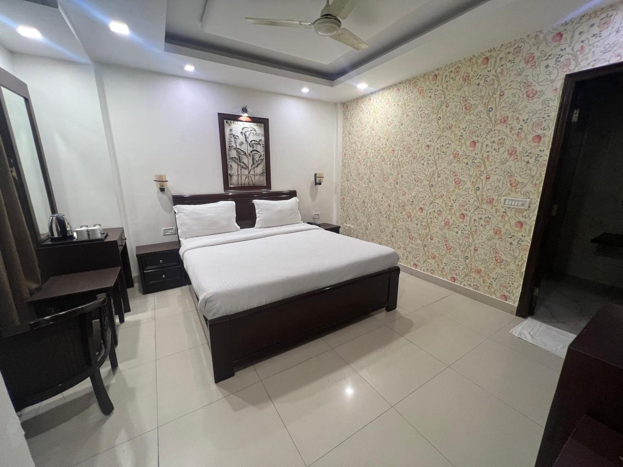 Nikko Blue - Boutique Hotel Gurgaon Ngoại thất bức ảnh